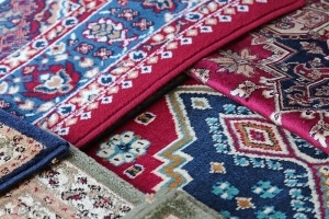 Exotische Details in der Wohnung mit orientalischen Teppichen
