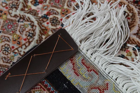 Das Muster auf der Rückseite echter Perserteppiche und ihre Knoten